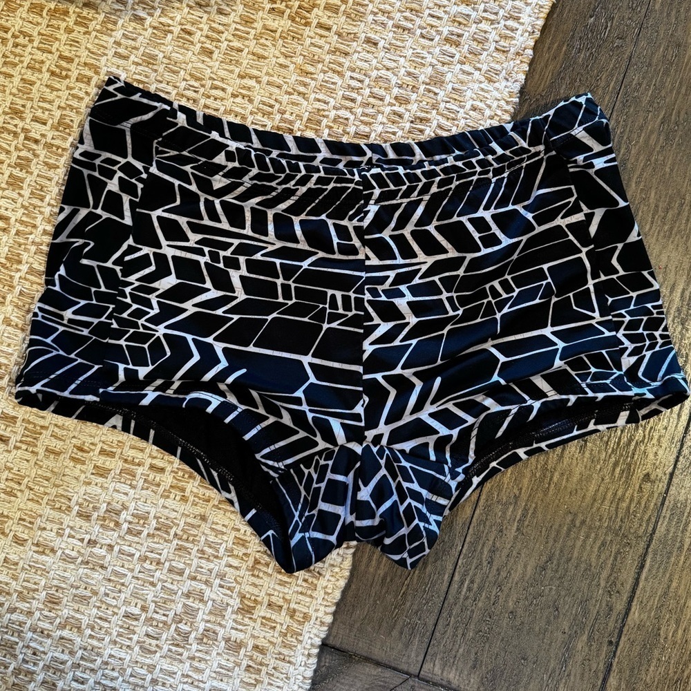 ONZIE Black & White Geometric Print Yoga Swim Athletic Booty Shorts Size M/L